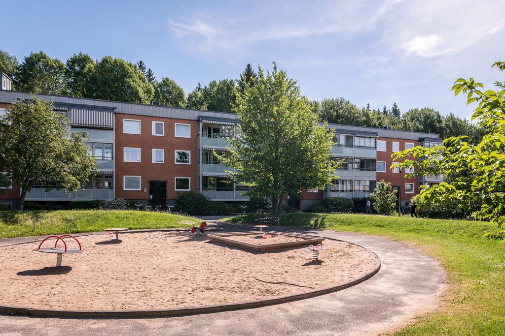 Bilder på den underbara innegården, prunkande grönska med gott om plats för spel, lek och mysigt umgänge med familj och vänner.