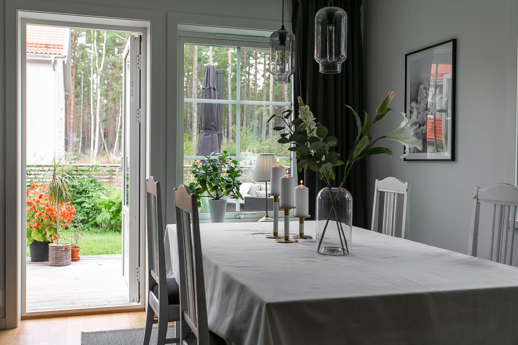 Vardagsrum med plats för matgrupp