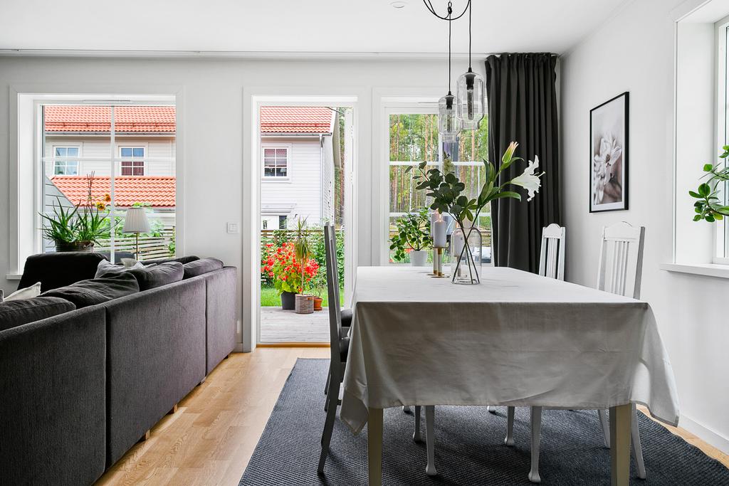 Vardagsrum med plats för matgrupp