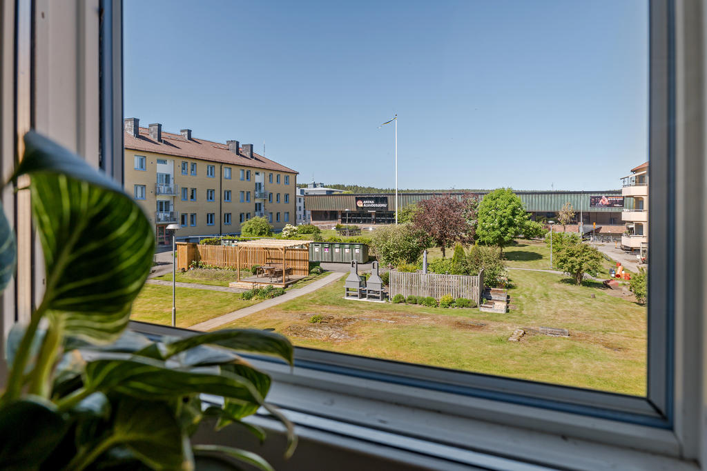 Utsikt mot innergård från köket