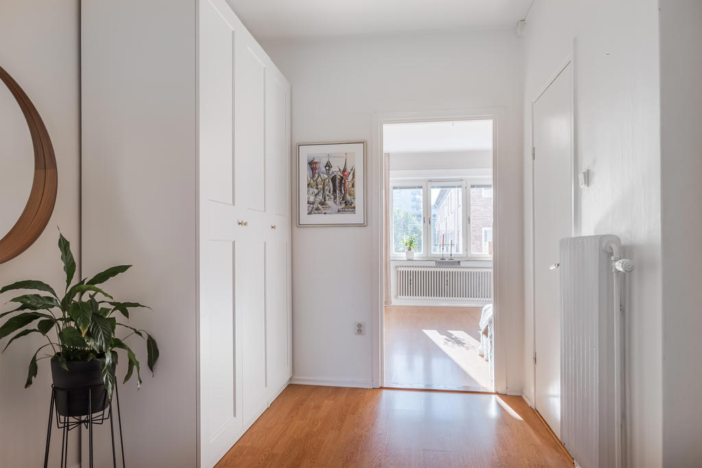 Tilltagen hall med bra förvaring samt klädkammare