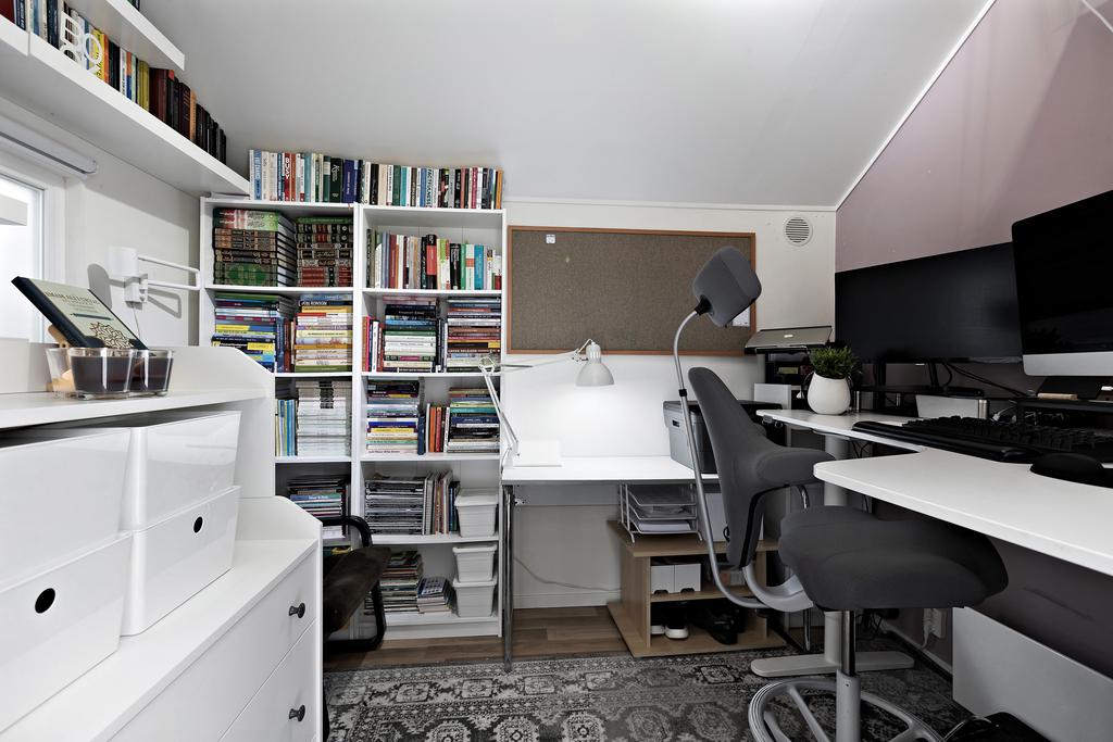 Arbetsrum/kontorsdel i den isolerade stugan som passar perfekt för dig som jobbar hemifrån