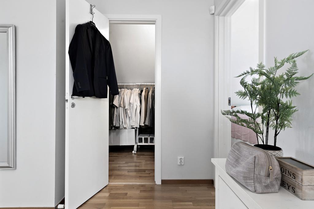 "Walk-in-Closet" på övre plan