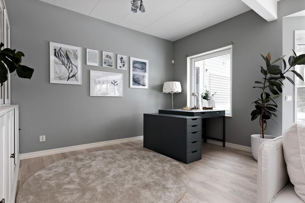 Arbetshörna i det rymliga vardagsrummet