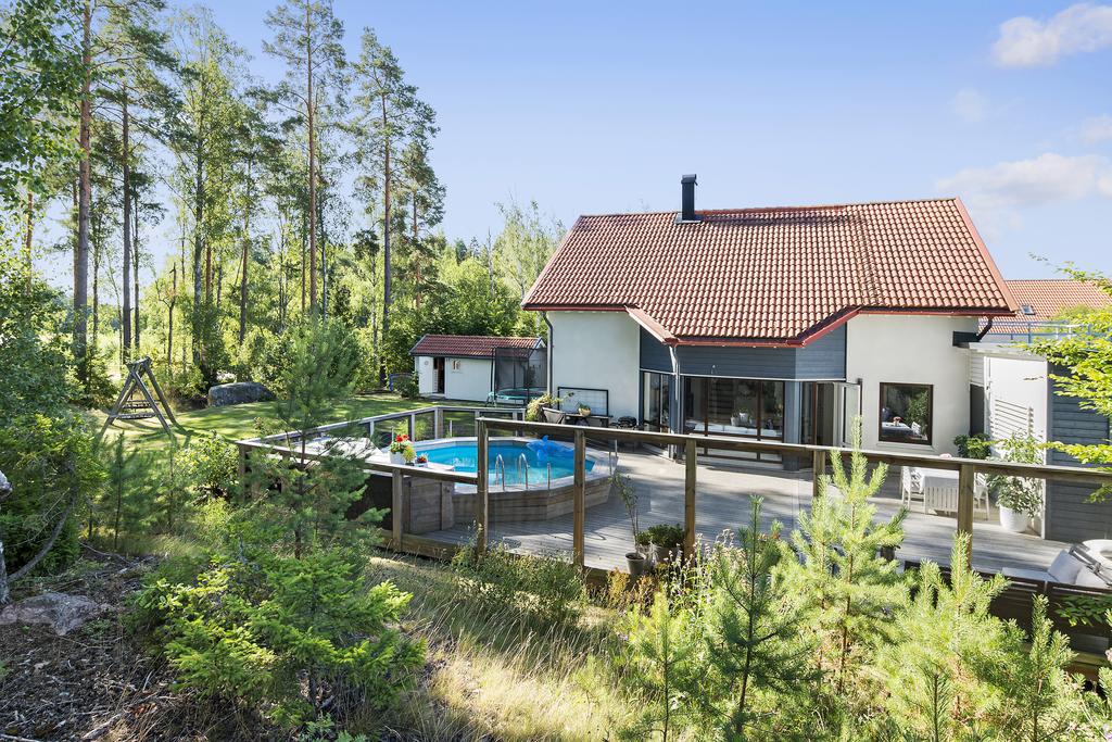 Omgiven av grönska och natur med insynsskyddat läge