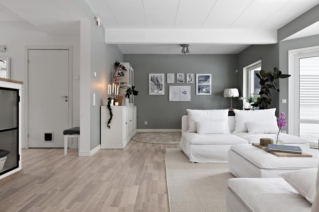 Stort vardagsrum som kan delas in i två rum om så önskas