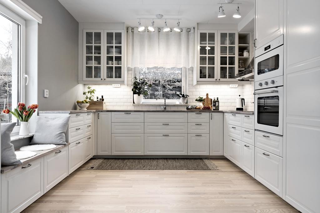 Nyrenoverat och praktiskt kök med bra förvaringsmöjligheter
