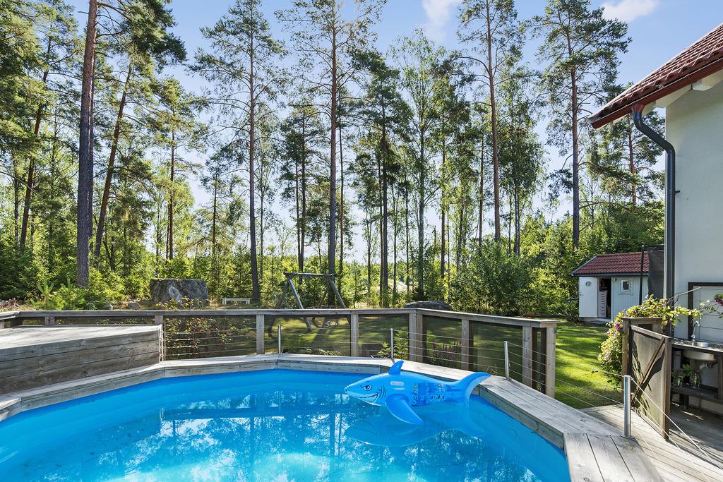 Ta en kopp kaffe och njut av stunden medan dina barn tar en dopp i poolen