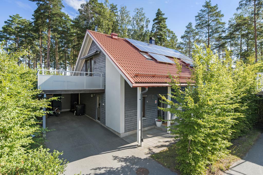Otroligt låga driftkostnader tack vare bergvärme samt solceller. I carporten är det möjligt att ladda din elbil.