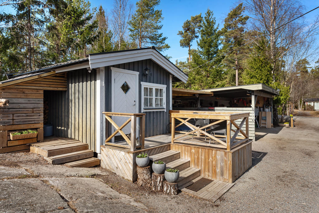 Gäststuga och carport