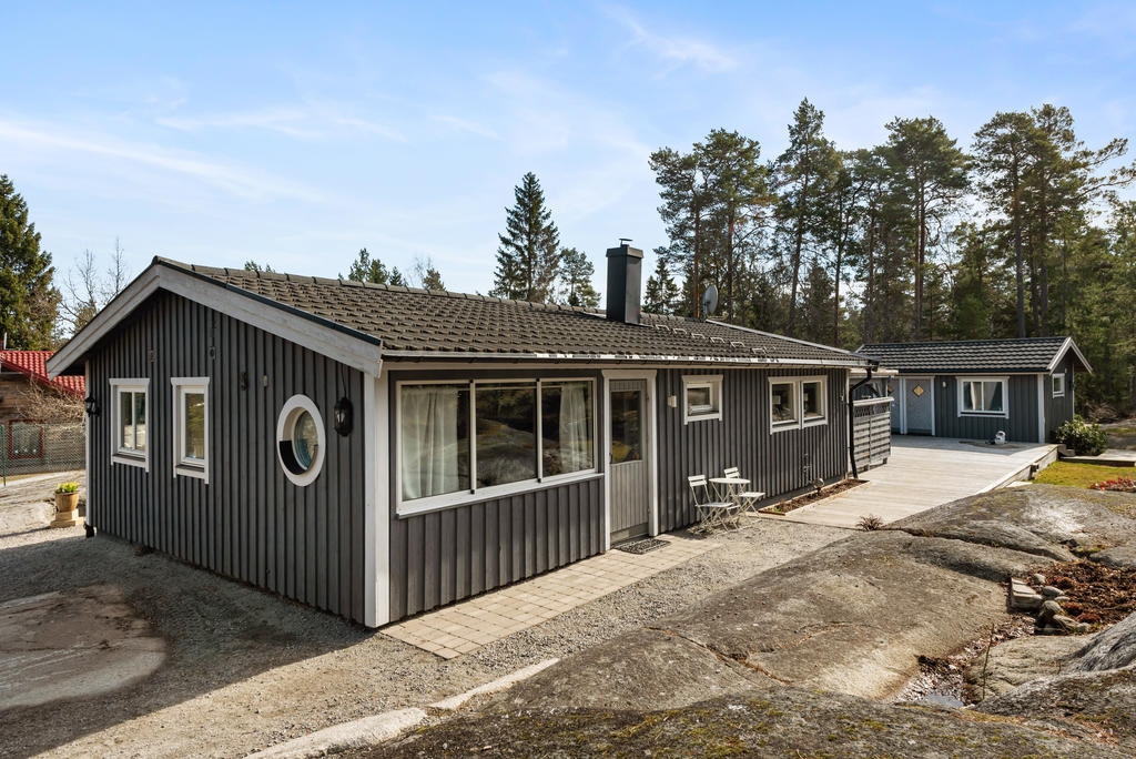 Altandröm med pool och gäststugor – nära havsvik & Norrtälje
