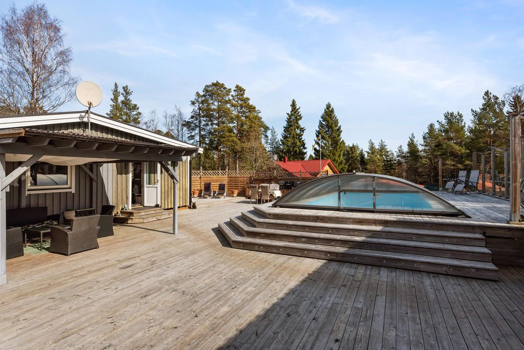 Altandröm med pool och gäststugor – nära havsvik & Norrtälje
