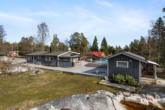 Altandröm med swimmingpool, bubbelbad och skön stämning nära havsvik och Norrtälje