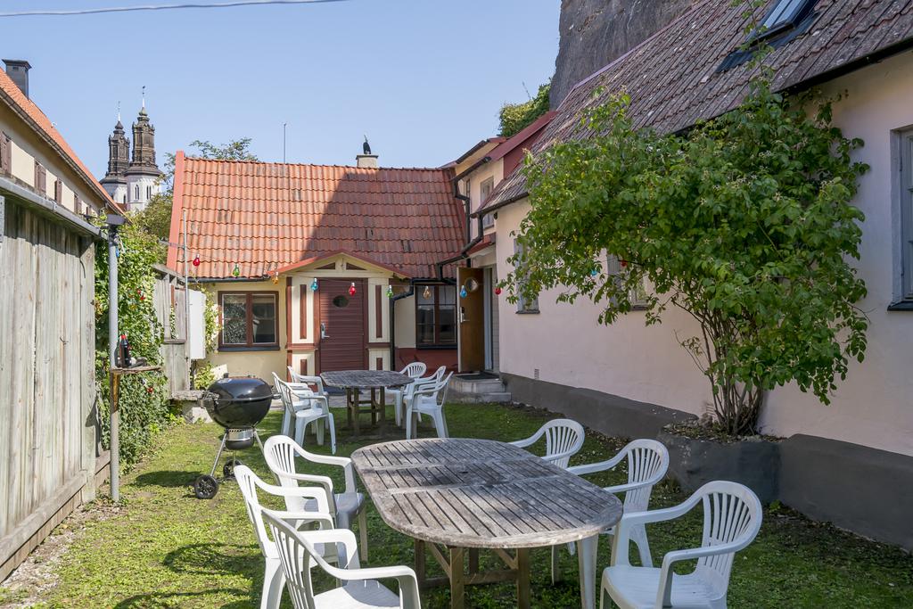 Bostadshusen och trädgård