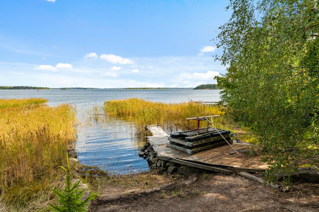 Stranden. Bryggan behöver bytas