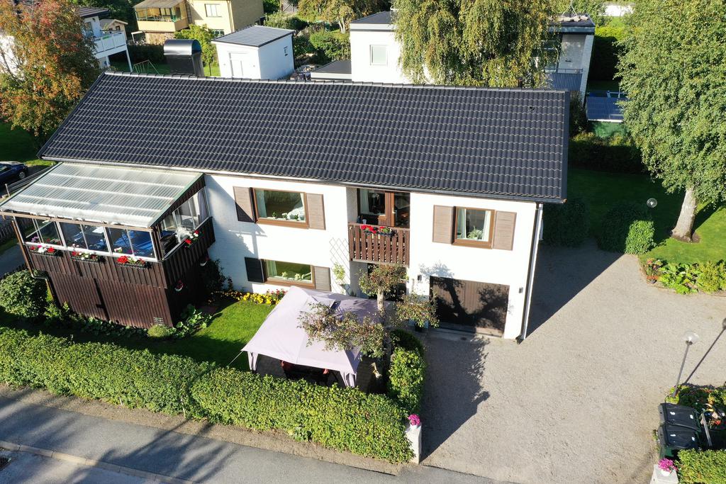 Fasad framsida samt inglasad balkong