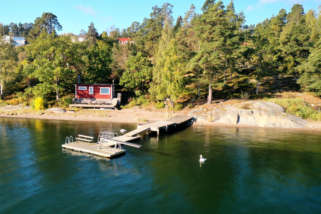 Föreningens bastu, sandstrand och brygga