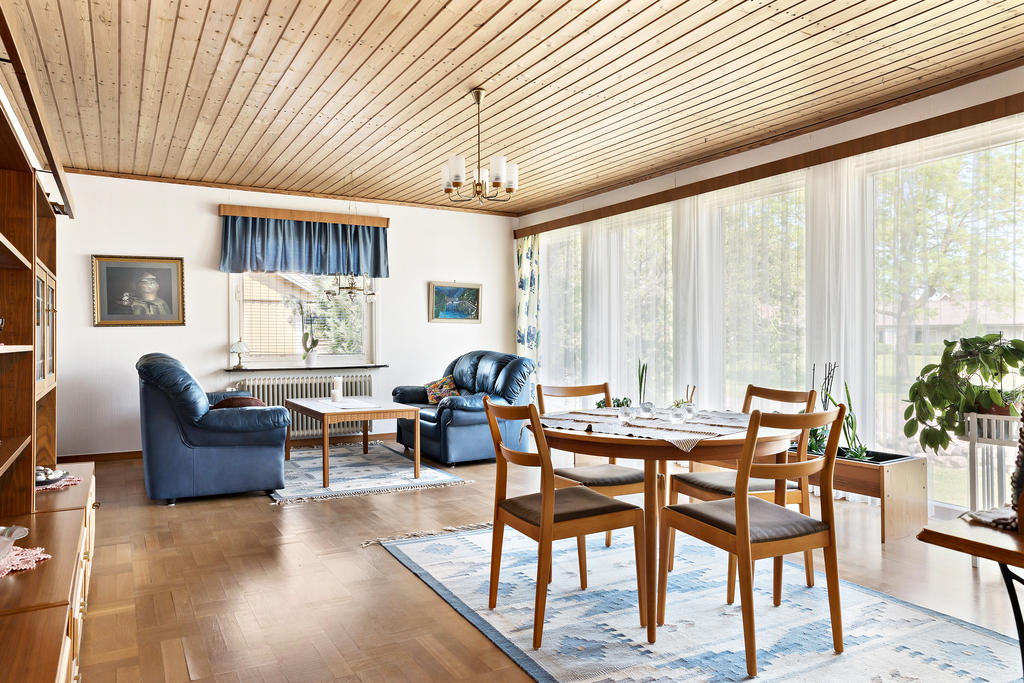 Vardagsrum med stora fönsterpartier.