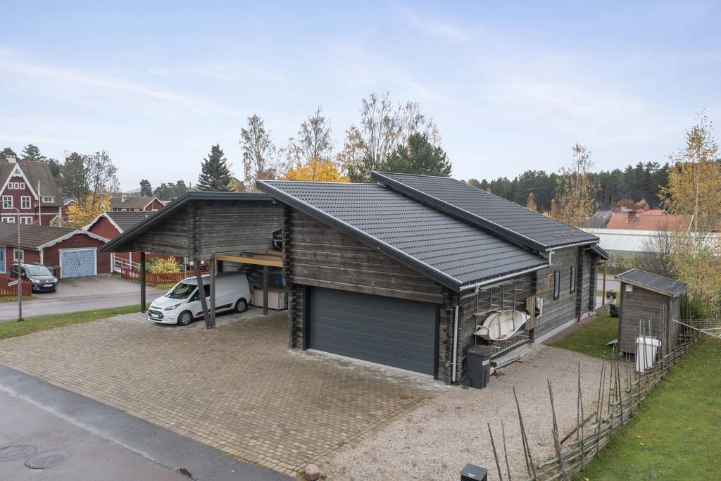 Vackert stensatt uppfart på framsidan och förutom bostadshuset finns även en carport och garage med inrett gästrum/gym ovanpå.