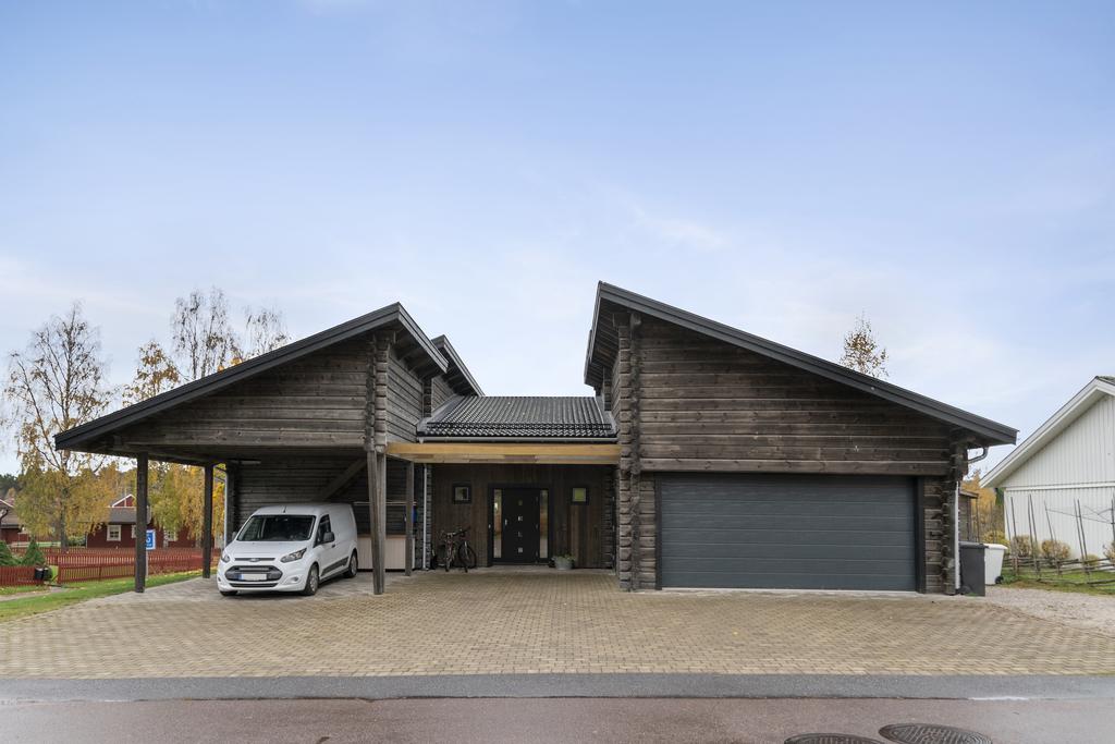 Här kan Ni välja att nyttja den välkomnande huvudentrén eller den praktiska groventrén via garaget och tvättstugan som ingång.
