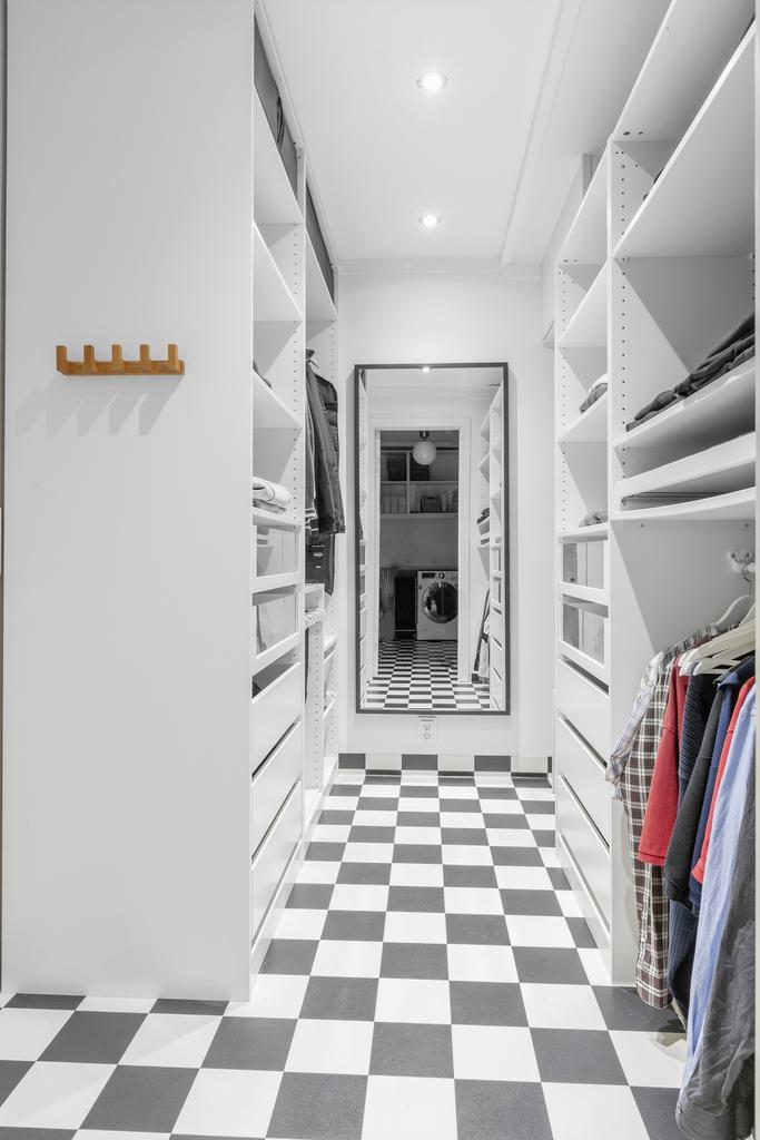 Från tvättstugan når vi en walk in closet som även ansluter till stora sovrummet. Otroligt praktiskt att kunna ta kläderna direkt vidare in på sin plats!