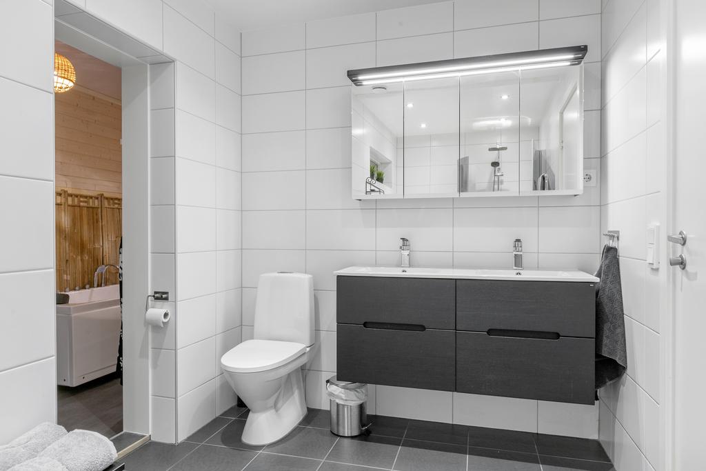 I det stora badrummet finns även tillhörande spa del med bastu och bubbelbad och utgång till uterummet.