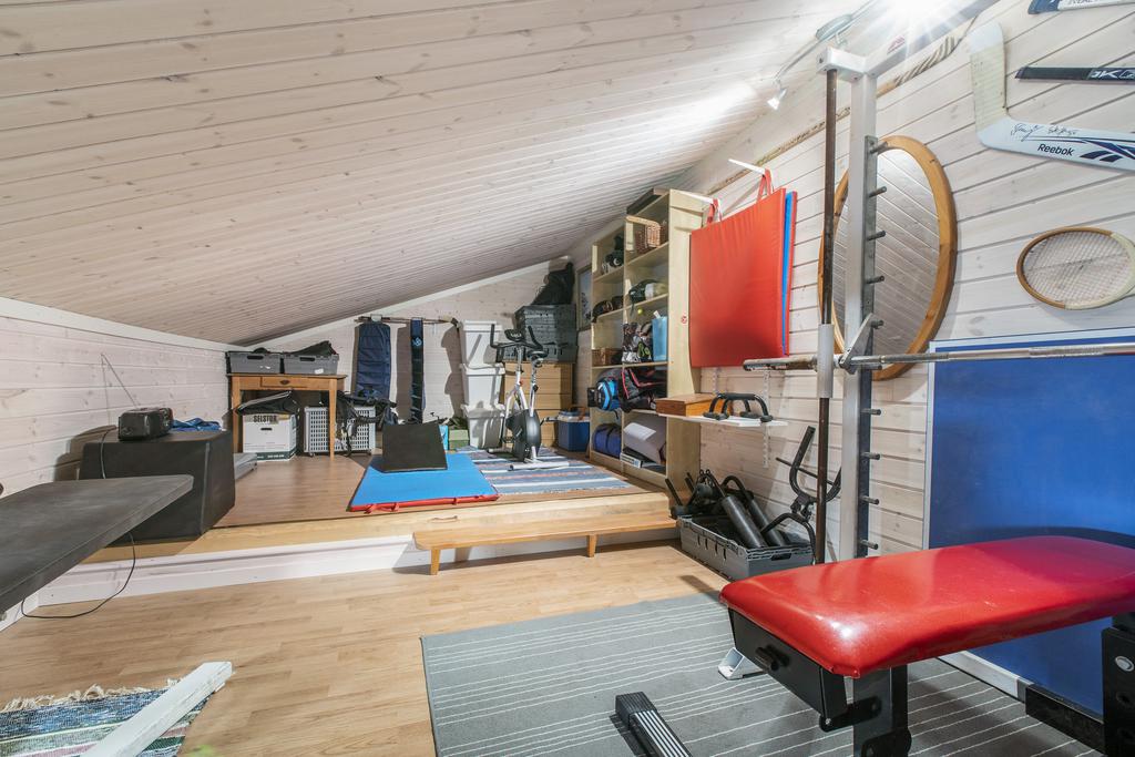Ovanpå garaget finns gym/gästrum. Ovanpå carporten finns dessutom förrådsutrymme.