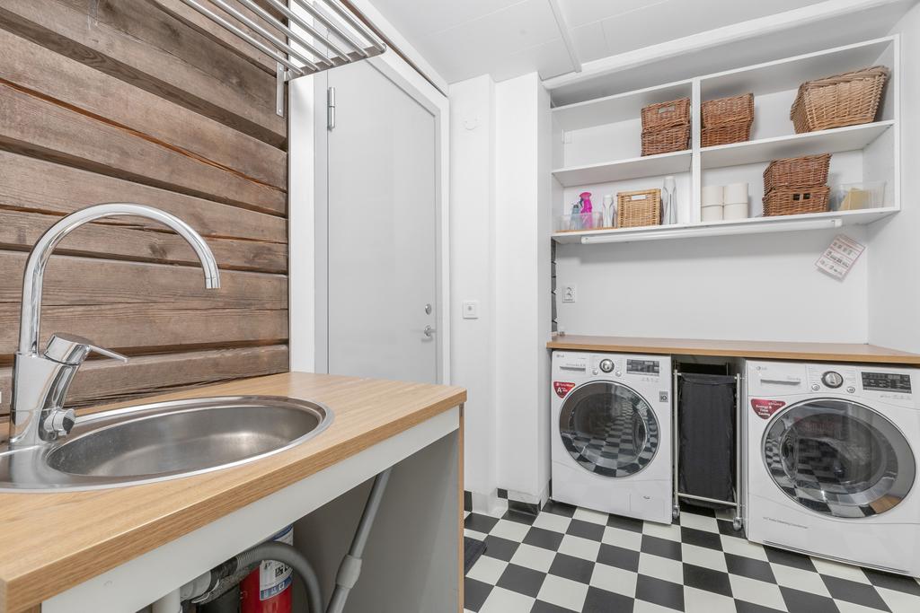Tvättstuga med separat groventré genom garaget.
