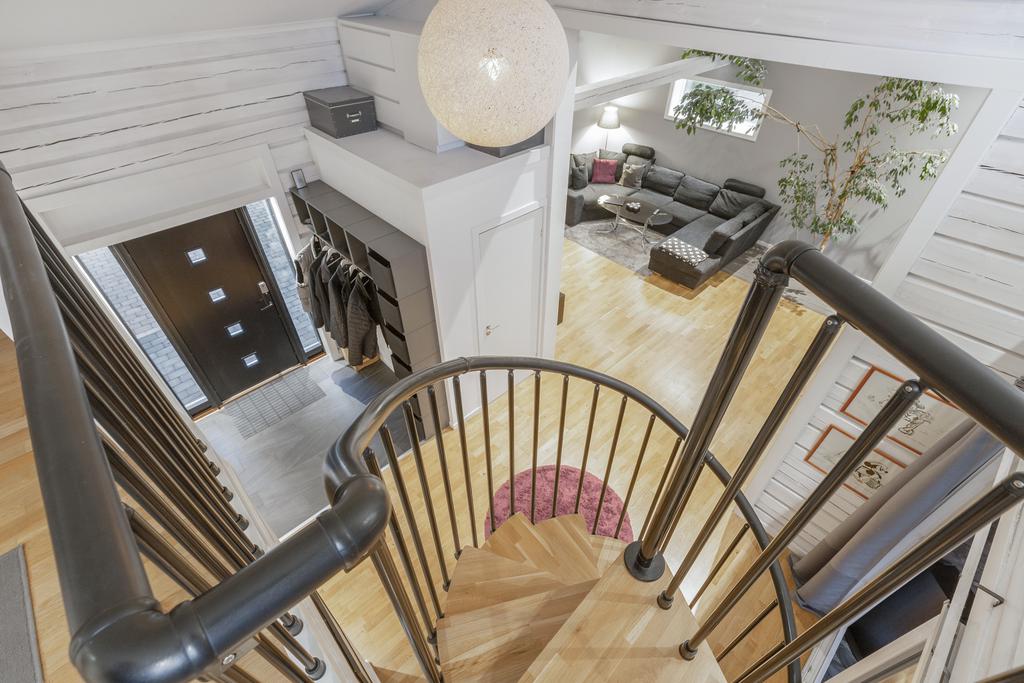 På loftet finner vi ytterligare två sovrum, perfekt för barnen, gästerna eller som kontor.