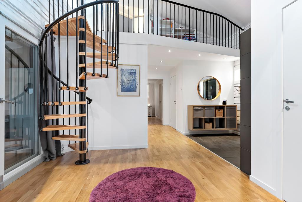 Inre hall med trapp upp till loftet samt utgång till det härliga uterummet. Den inre hallen öppnas även upp mot vardagsrummet och köket.