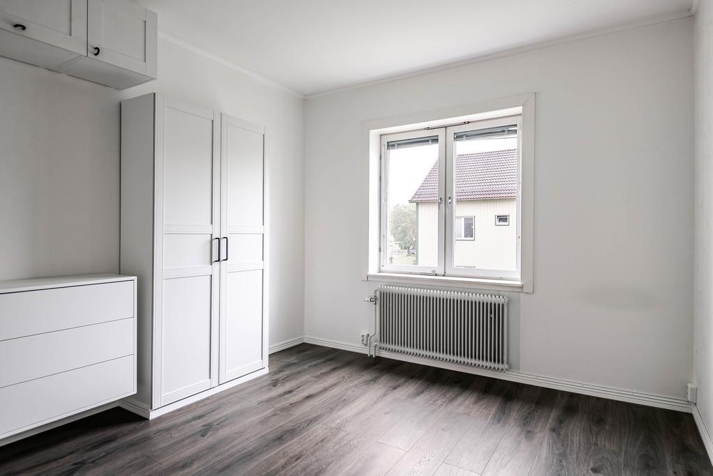 Sovrummet är ljust och har mycket förvaring.