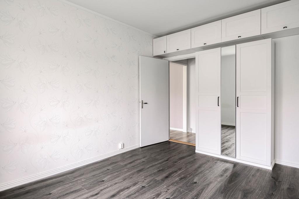 Smart med förvaring upp mot taket.