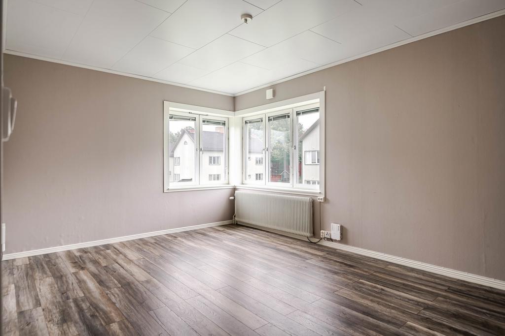 Stort och ljust vardagsrum i behaglig kulör. Ljuvligt med hörnfönster!