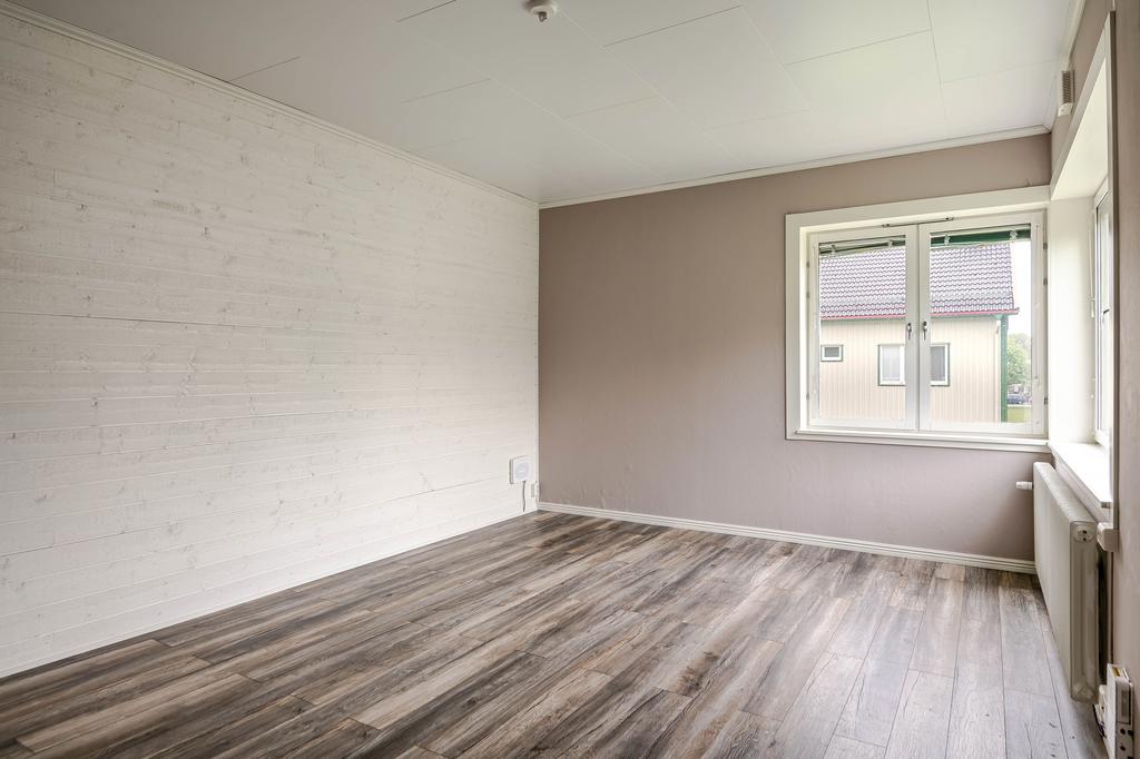 Fin fondvägg i liggande träpanel.