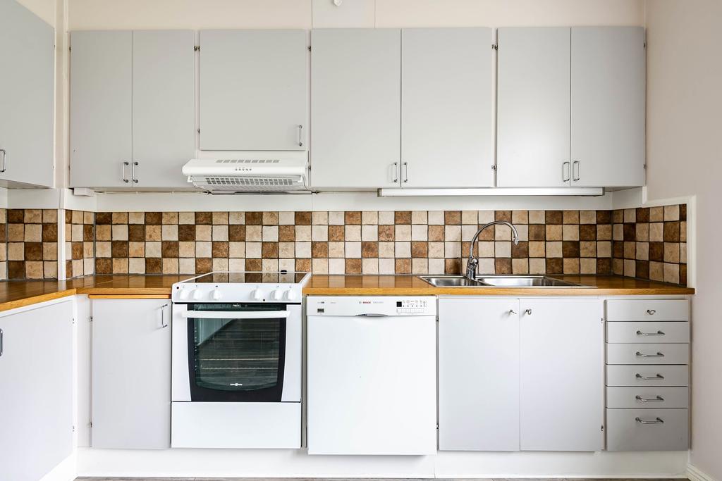 Mycket förvaring och arbetsyta.