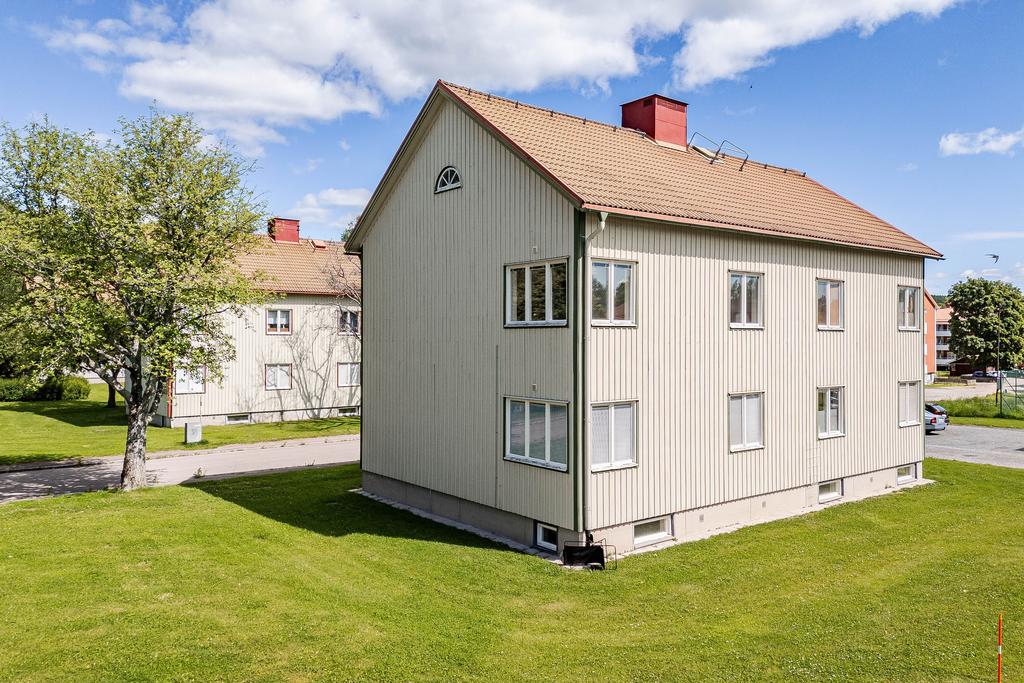 Vy över fastigheten från gatan. Denna gata är en lugn återvändsgata för boende.