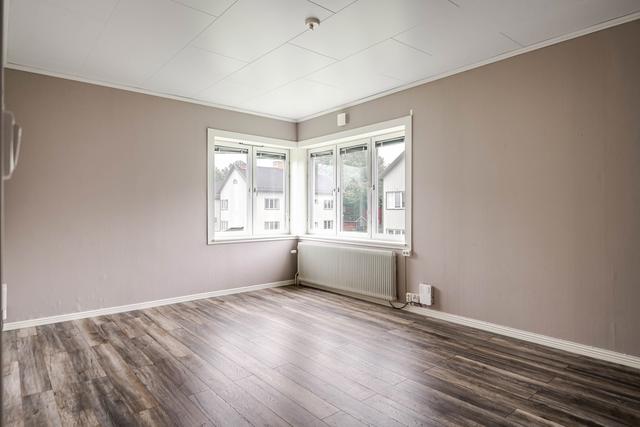 Stort och ljust vardagsrum i behaglig kulör. Ljuvligt med hörnfönster!