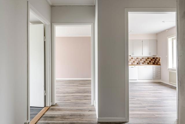 Vy från hallen, in mot vardagsrum och kök.