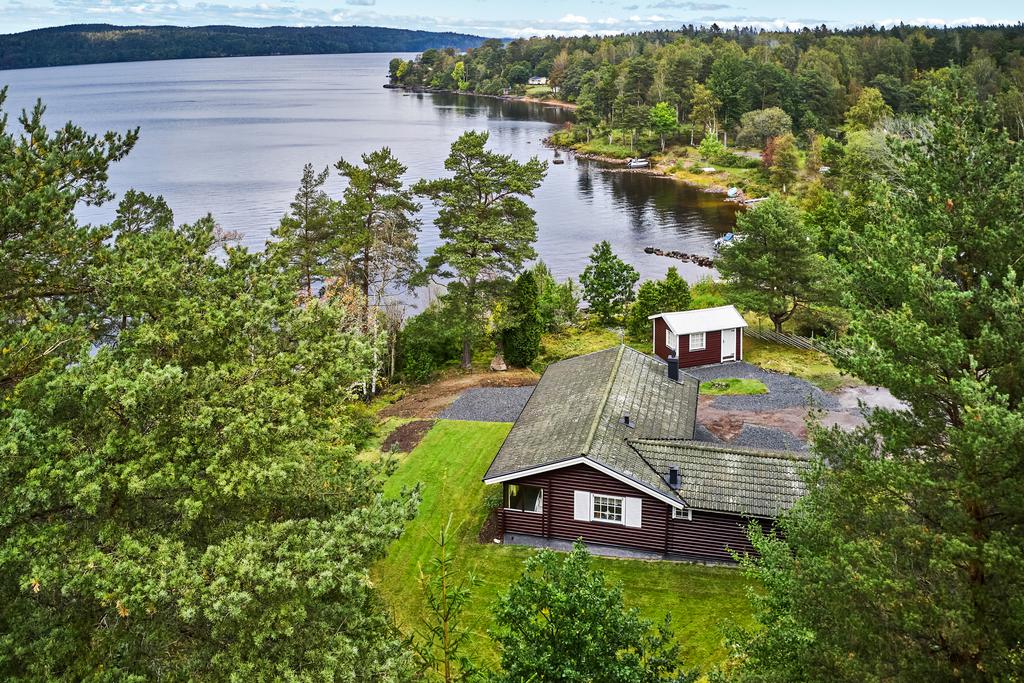 Stor, plan gräsmatta på baksidan och framsidan erbjuder utsikt och berg i dagen.