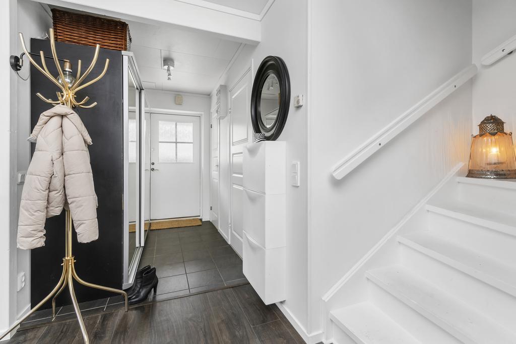 Hall med förvaring i form av garderob med skjutdörrar