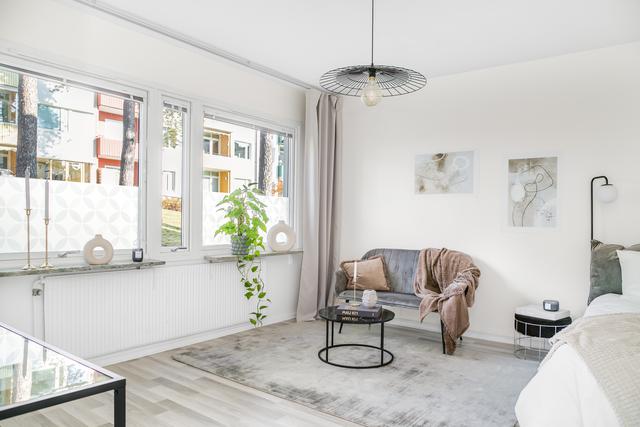 Stort rum med plats för både soffa, mindre matbord och säng