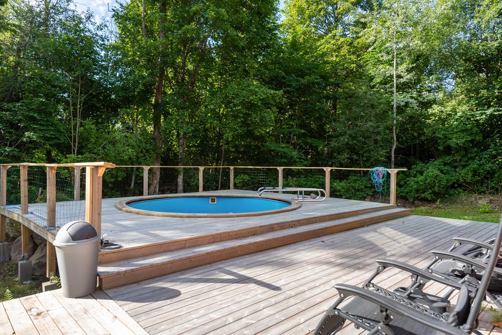 Insänkt pool i trädäcket