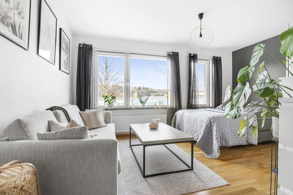 Här finns plats för en mindre soffa samt mediamöbel