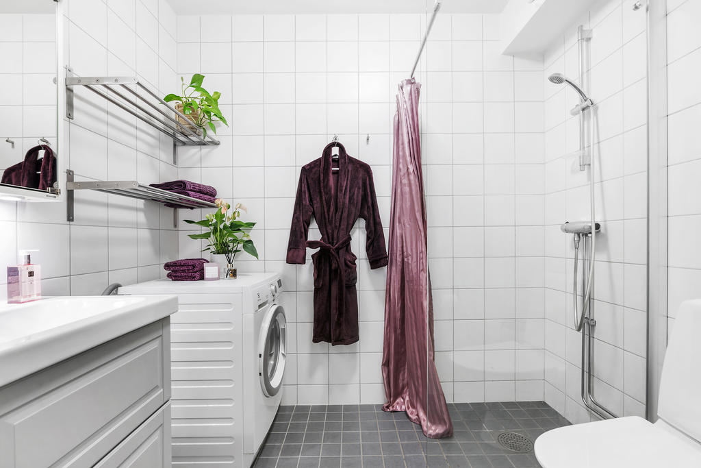 Fräscht duschrum med kombinerad tvättmaskin och torktumlare