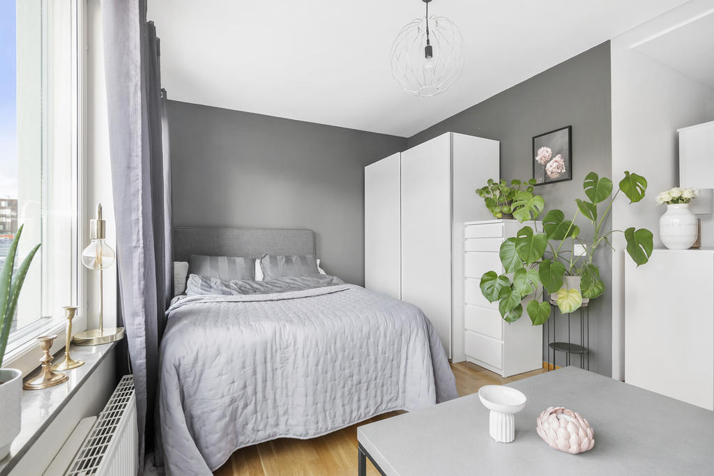 Plats för en större enkelsäng eller för den som önskar skapa en sovalkov av utrymmet