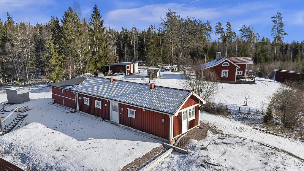 Baksida hus nr 2 och stall