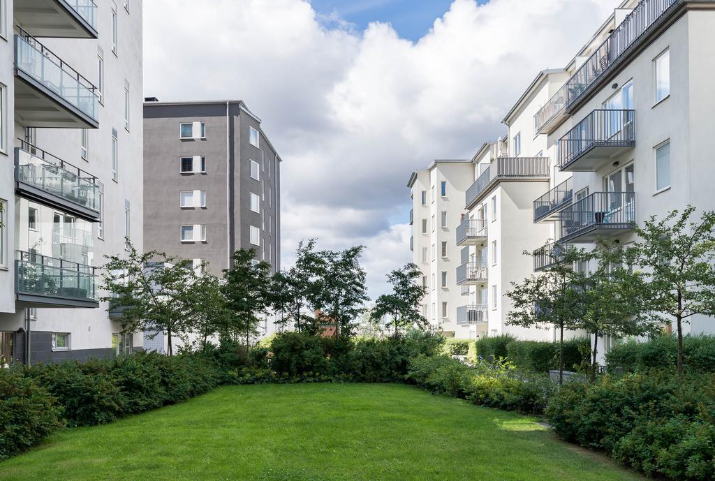 Stor innergård med planteringar, grönytor, lekplats och vattenutsikt!