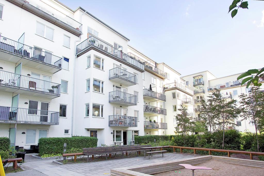 Föreningens trevliga innergård med planteringar mm!