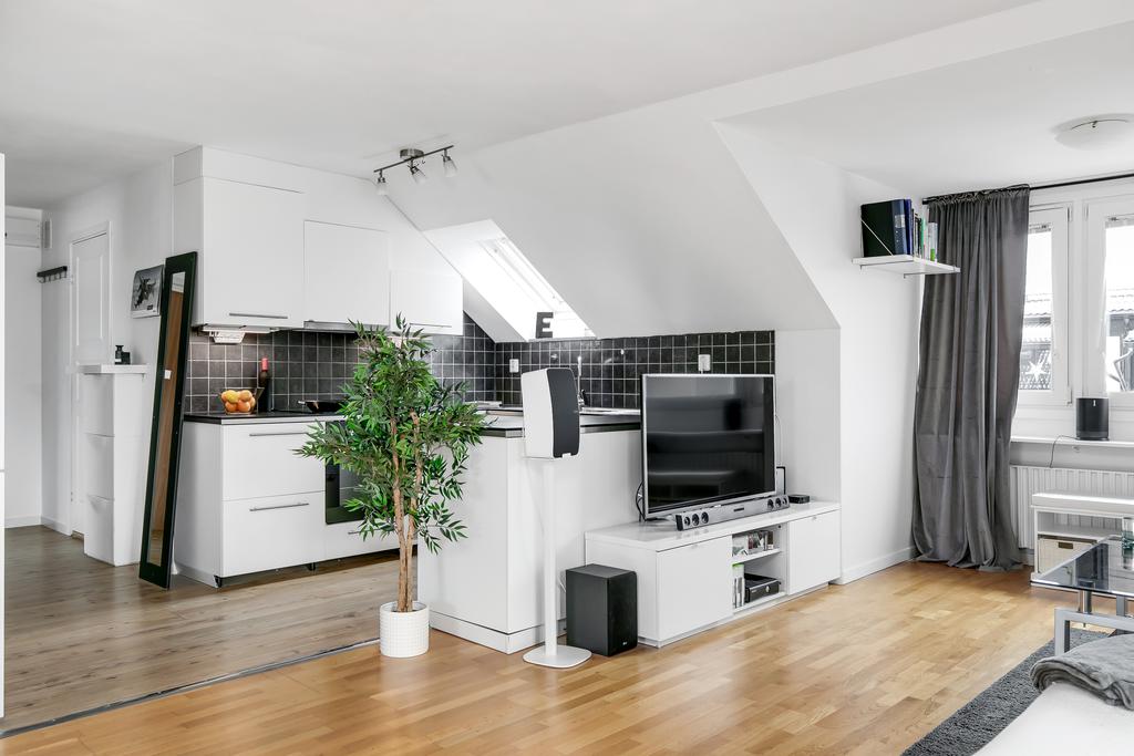 Öppen planlösning mellan kök och vardagsrum