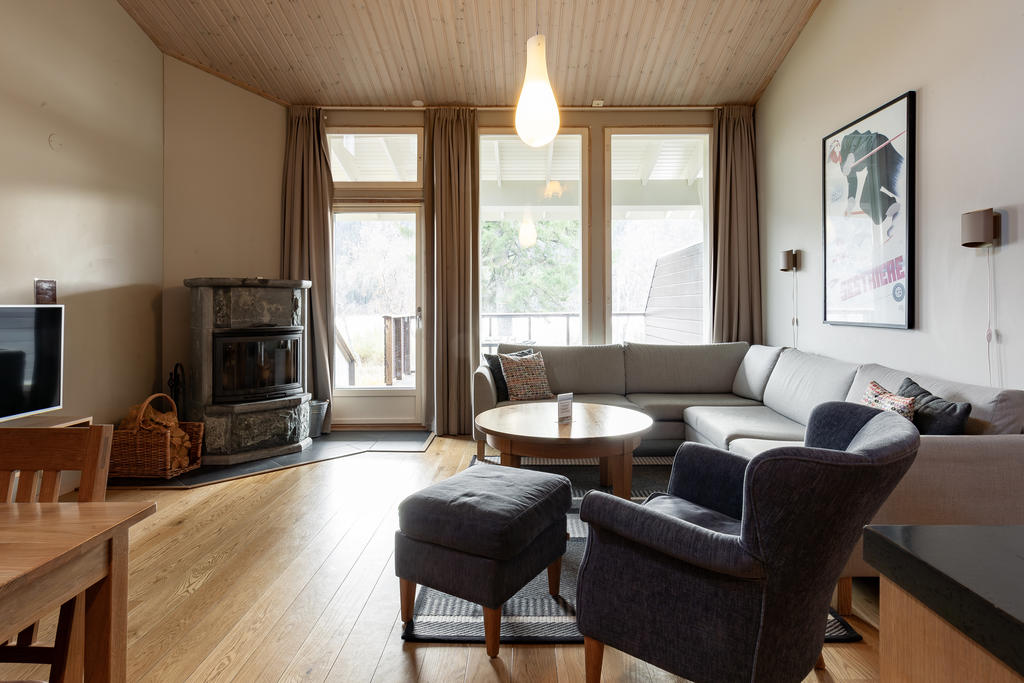 Trevligt vardagsrum med kamin